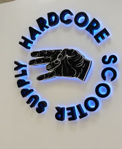 Интерьерная вывеска-лого с контражурной подсветкой для скейтшопа